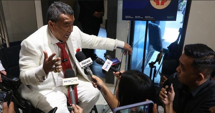 Hotman Paris Mundur Dampingi Febrie Adriansyah Demi Fokus Jalani Pengobatan Saraf Kejepit di Singapura
