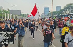 Massa Aksi Bergerak Menuju Flyover Ladokgi, Suasana Jalan Gato Subroto Dipadati Peserta Demonstrasi