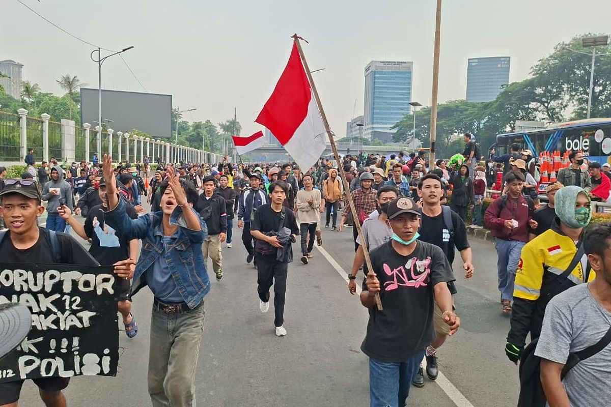 Massa Aksi Bergerak Menuju Flyover Ladokgi, Suasana Jalan Gato Subroto Dipadati Peserta Demonstrasi