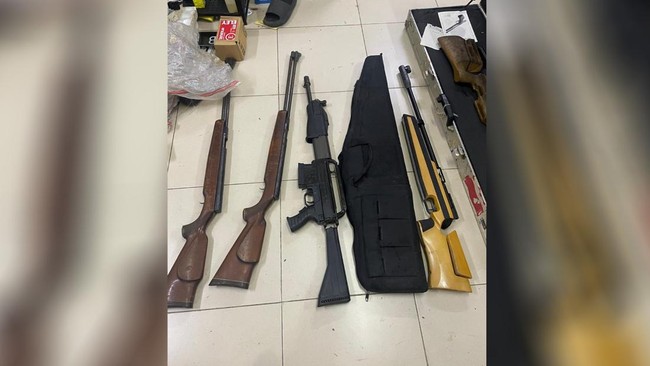Polisi Temukan Ratusan Senjata Api di Gedung Yayasan Sekolah Pondok Pinang, Penyelidikan Terus Berlanjut