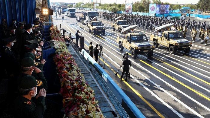 Kendaraan Militer dan Alat Tempur Penuhi Jalanan Teheran, Iran Gelar Parade Besar