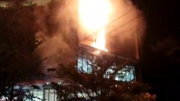 Kebakaran Melanda Mal Nipah Makassar, Polisi Turun Langsung Cek Lokasi Kejadian