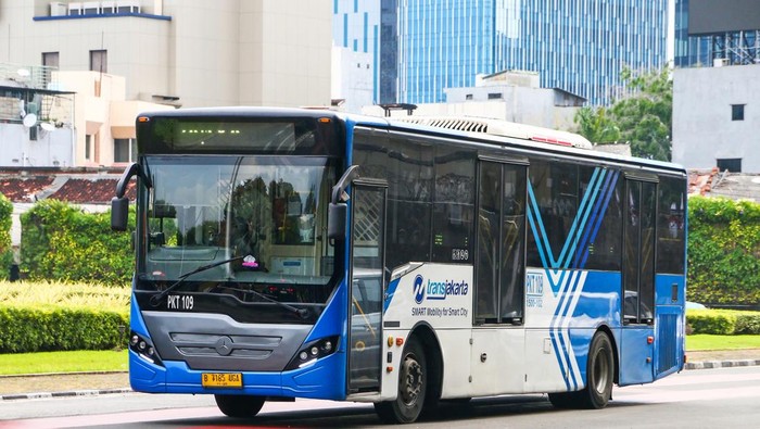 Dua Bus TransJakarta Terlibat Kecelakaan di Pancoran, Penumpang Dievakuasi ke Halte Tegal Parang